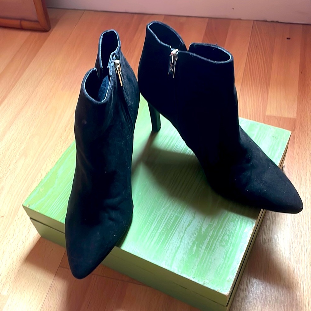 Sam and Libby Black soft Swede side zipper,pointed toe ankle boots Sz 8 .5